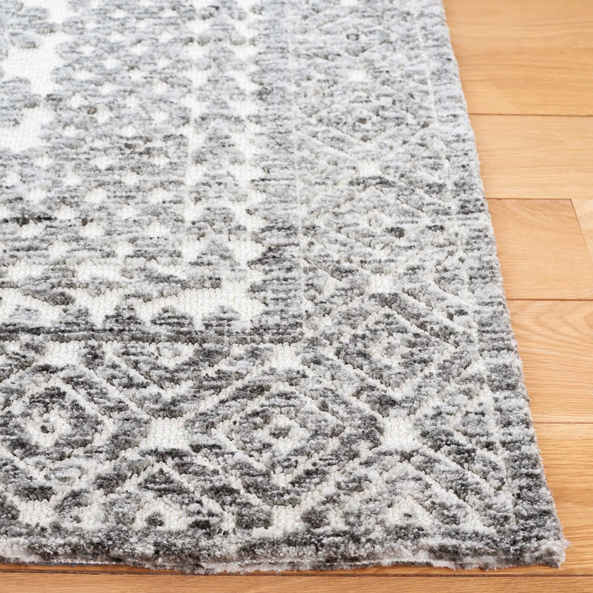 Safavieh Audrey 4'-0" x 6'-0" Rug in Ivory / Grey