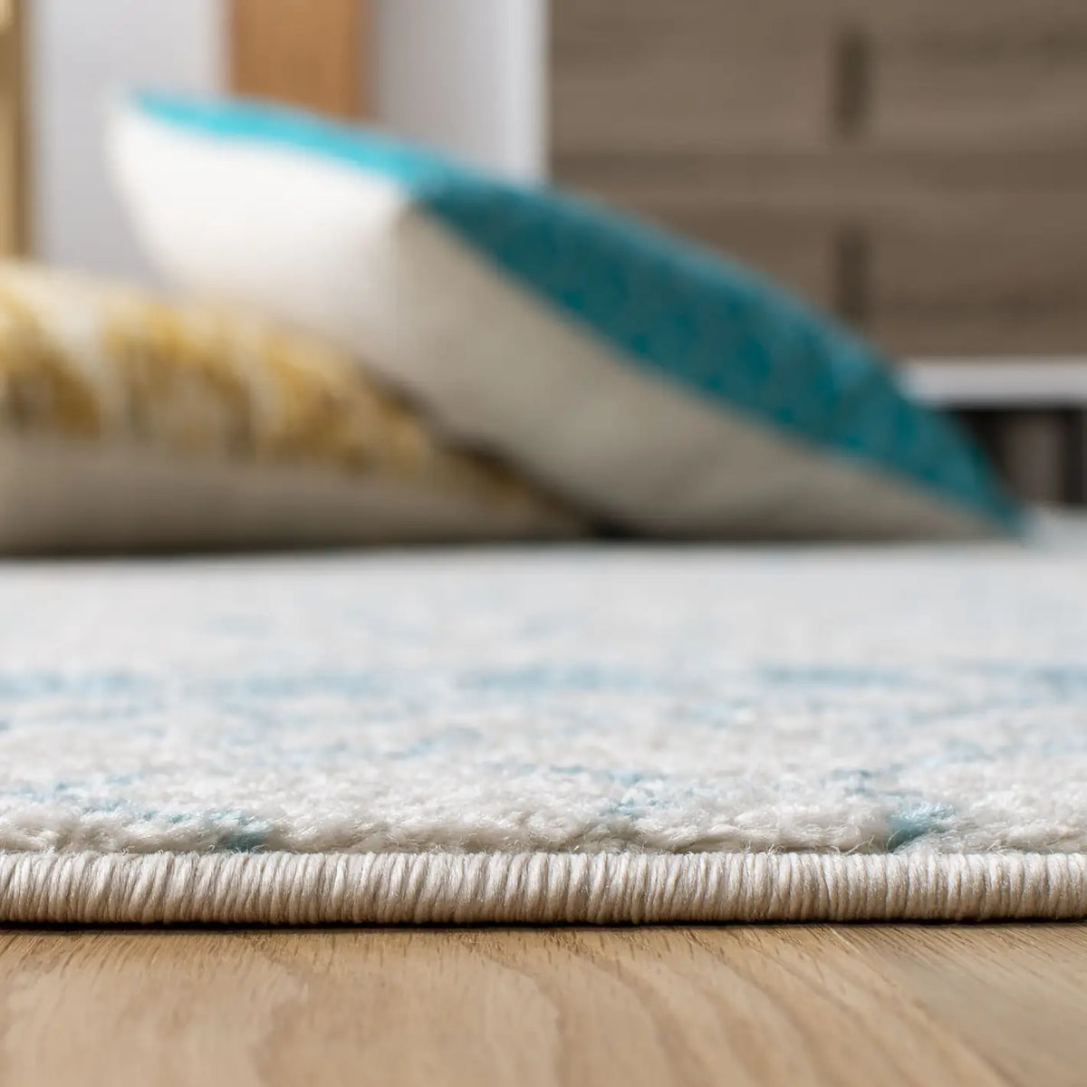 Safavieh Tulum 4'-0" x 6'-0" Rug in Ivory / Turquoise