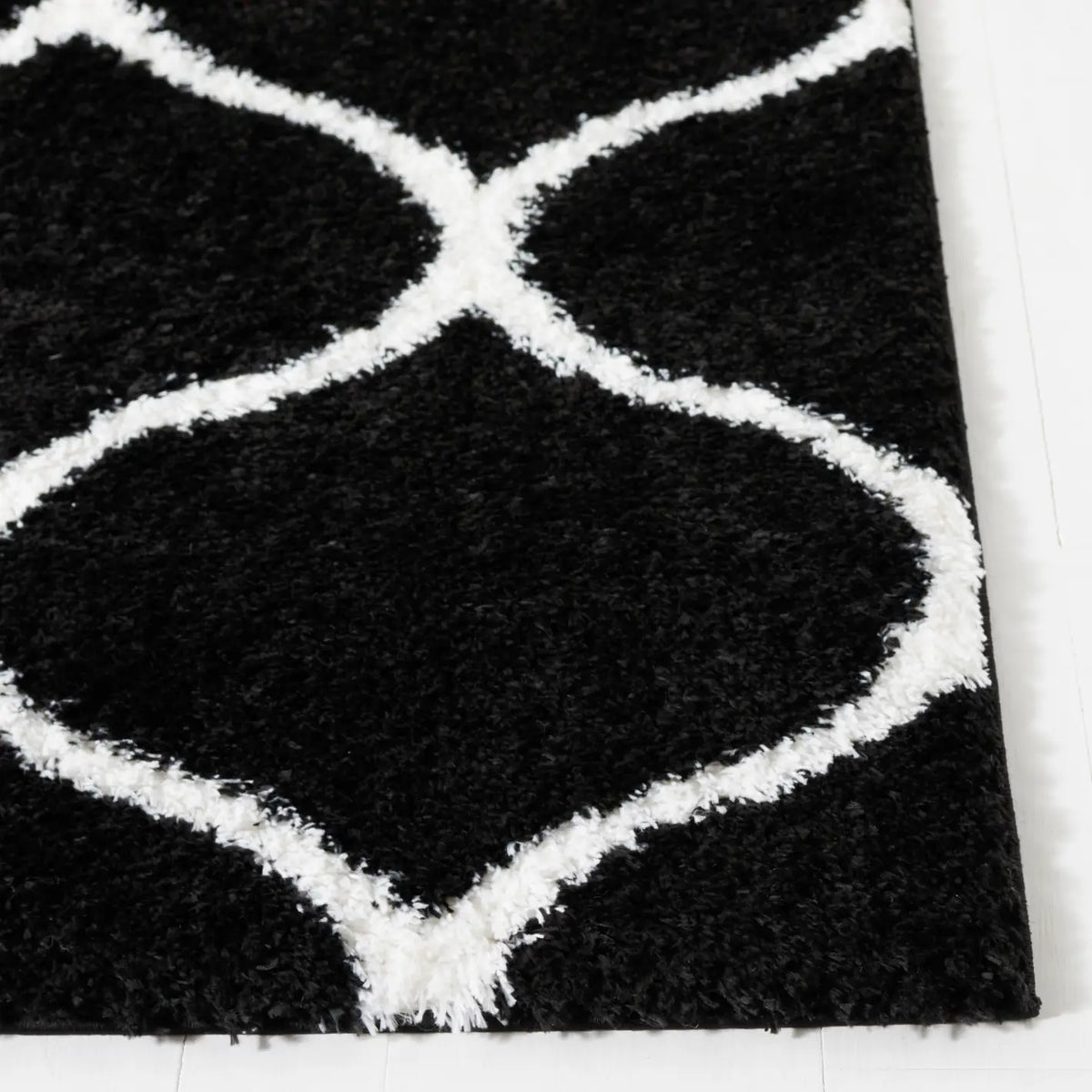 Safavieh Tahoe Shag 4'-0" x 6'-0" Rug in Black / White