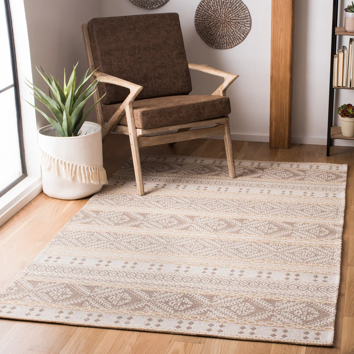 Safavieh Augustine 4'-0" x 6'-0" Rug in Taupe / Cream