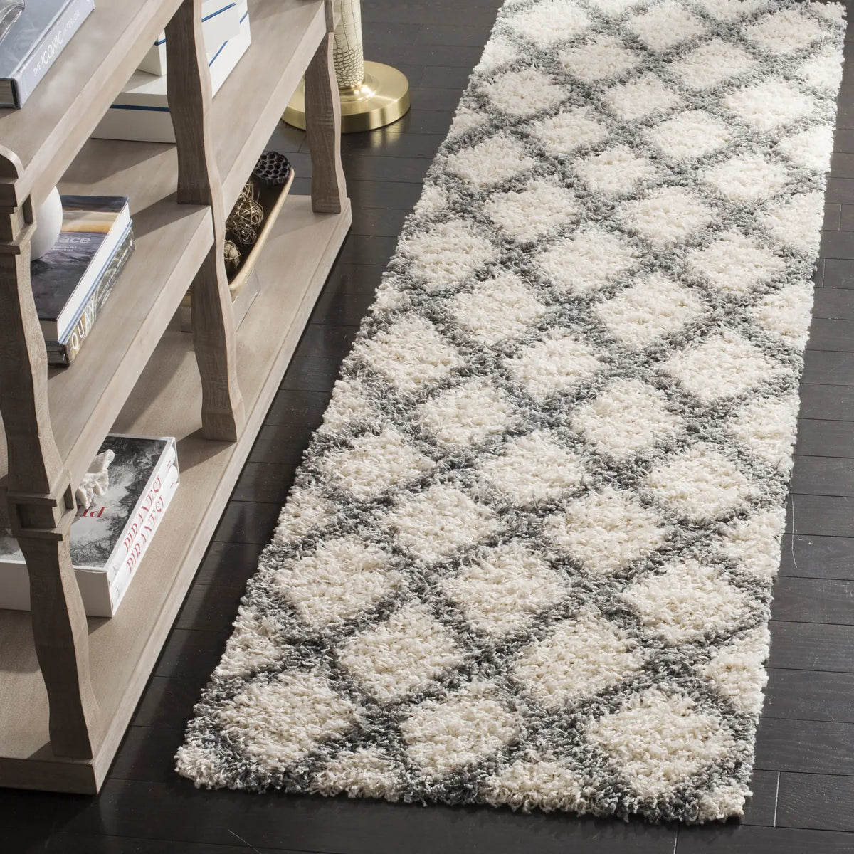 Safavieh Sgd-Dallas Shag 2'-3" x 8'-0" Rug in Ivory / Grey