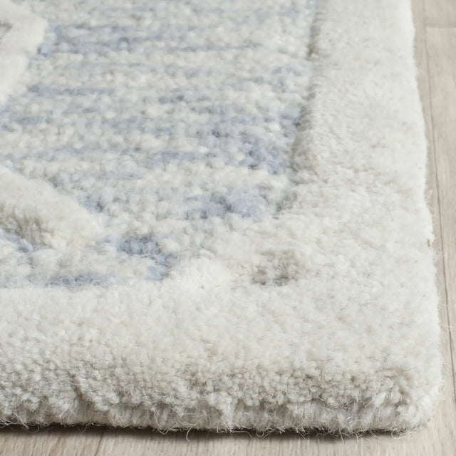 Safavieh Cambridge 4'-0" x 6'-0" Rug in Light Blue / Ivory