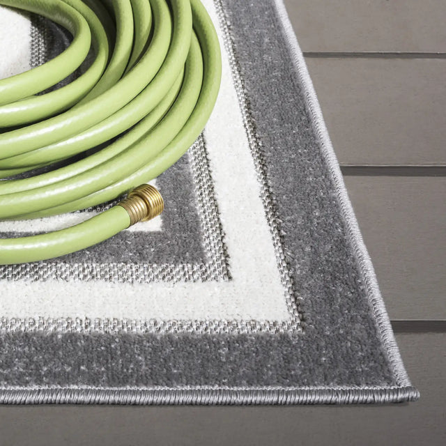 Safavieh Cabana 4'-5" x 6'-5" Rug in Grey / Ivory