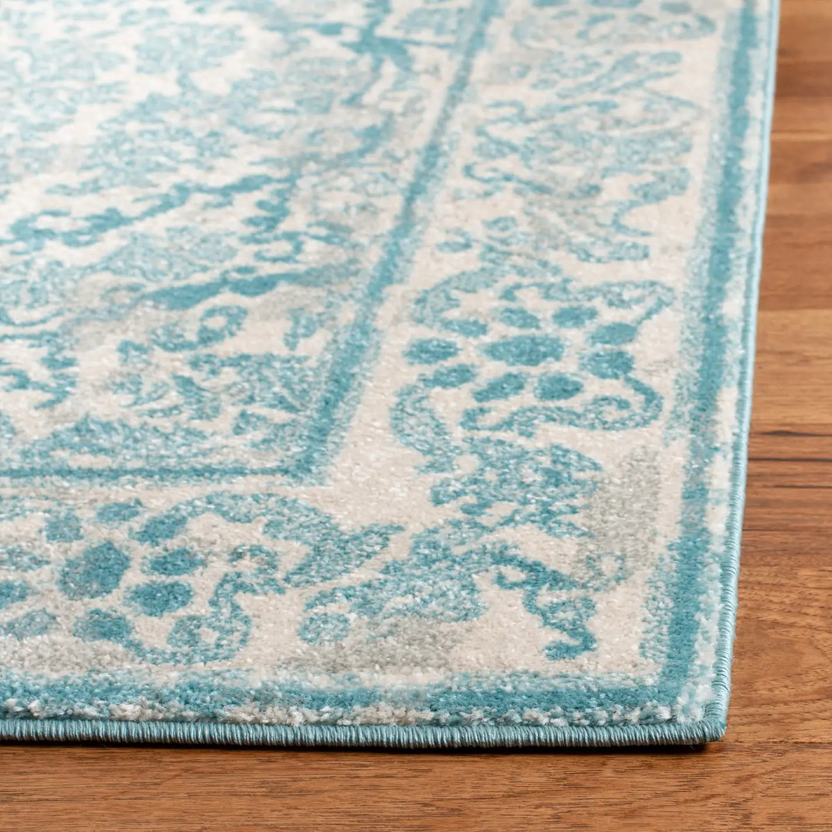 Safavieh Evoke 4'-0" x 6'-0" Rug in Ivory / Light Blue