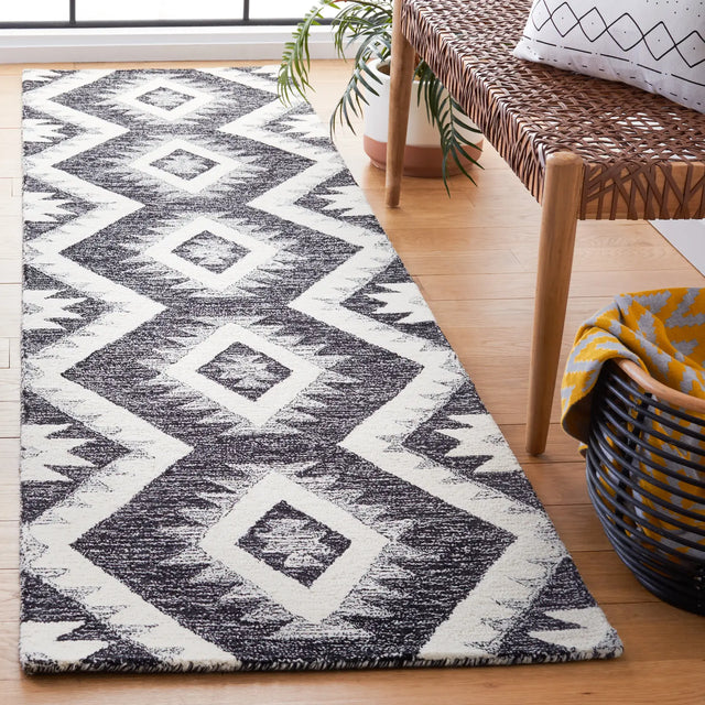 Safavieh Casablanca 2'-3" x 9'-0" Rug in Ivory / Black