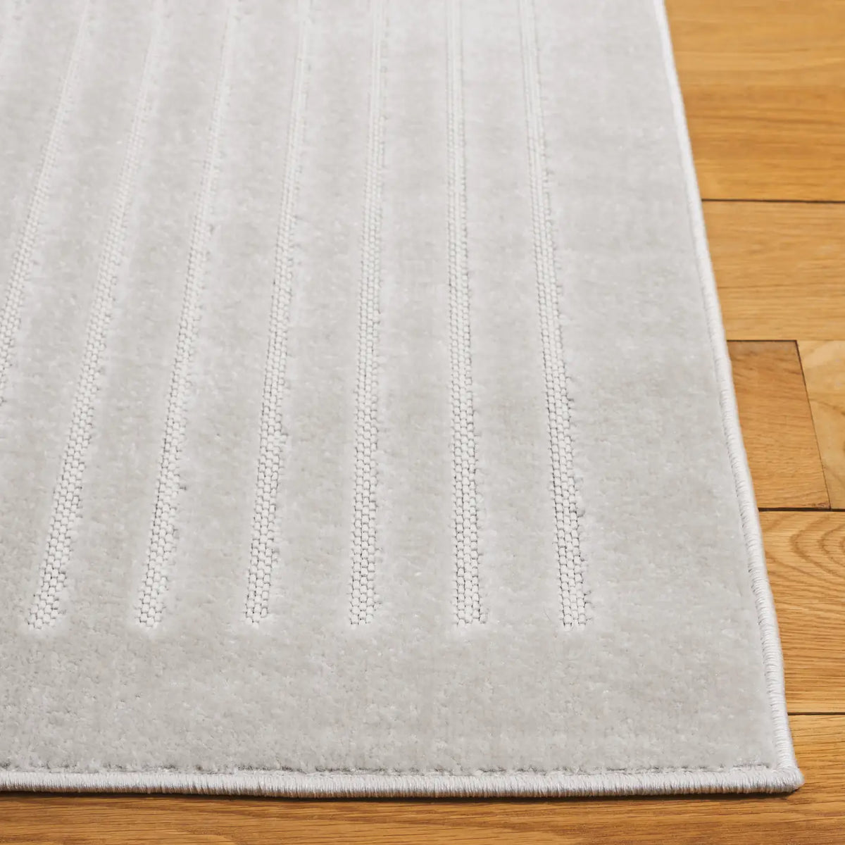 Safavieh Stella 4'-0" x 6'-0" Rug in Ivory