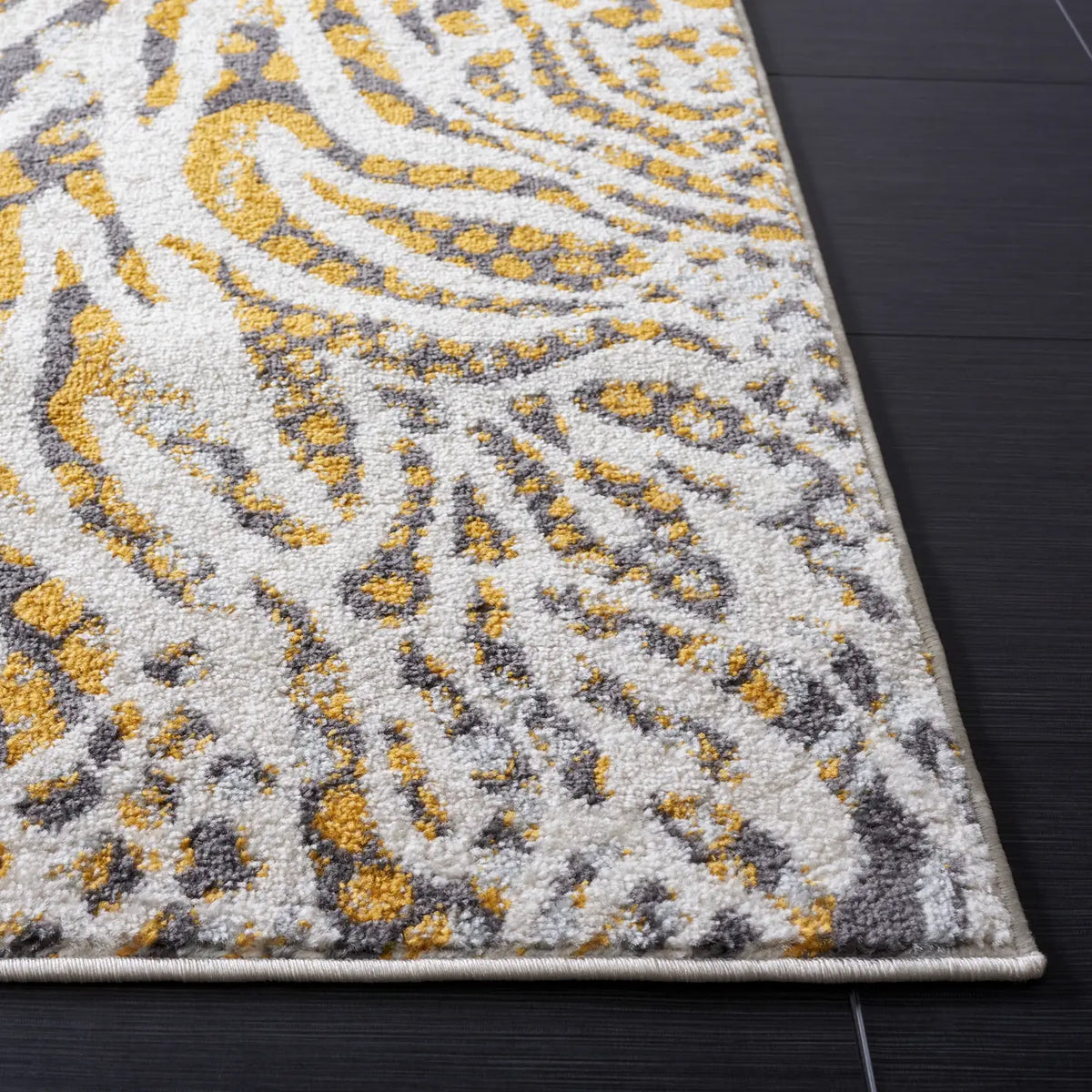 Safavieh Amsterdam 4'-0" x 6'-0" Rug in Beige / Gold