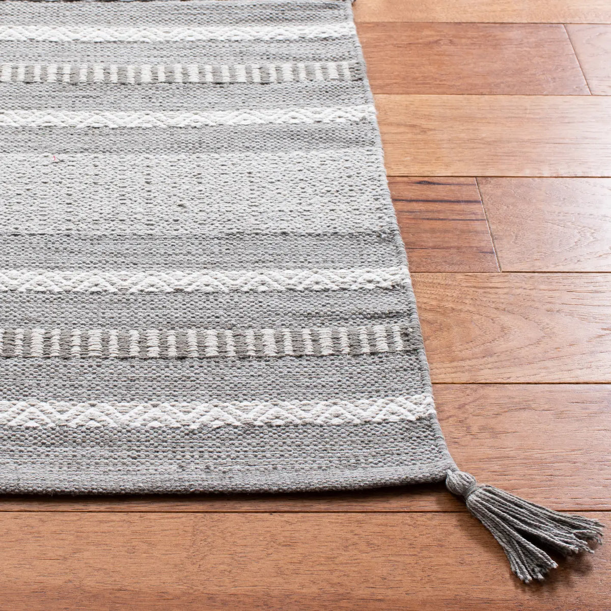 Safavieh Montauk 5'-0" x 8'-0" Rug in Grey / Ivory
