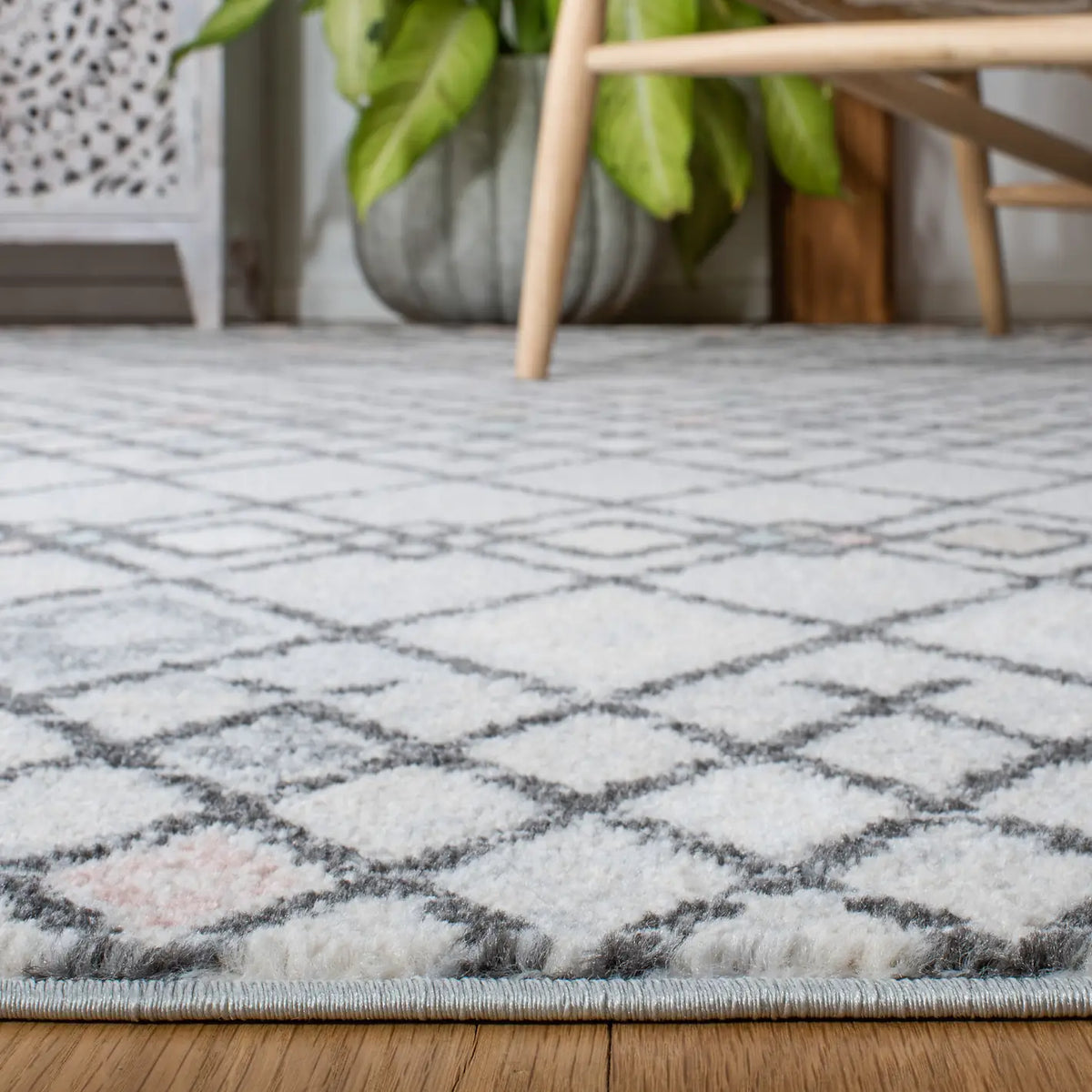 Safavieh Amsterdam 4'-0" x 6'-0" Rug in Grey / Ivory