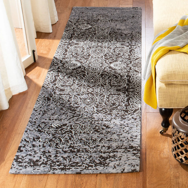 Safavieh Classic Vintage 2'-3" x 8'-0" Rug in Silver / Brown