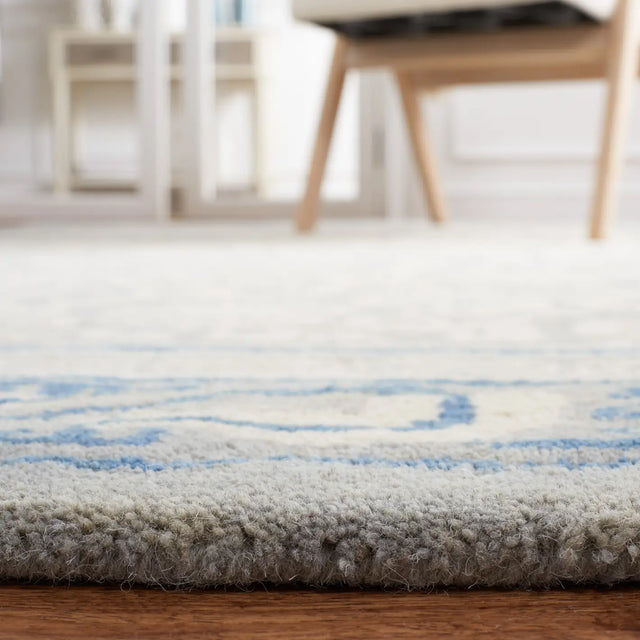 Safavieh Antiquity 4'-0" x 6'-0" Rug in Grey / Ivory