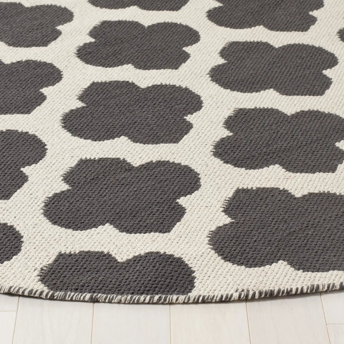Safavieh Montauk 6'-0" x 6'-0" Rug in Dark Grey / Ivory