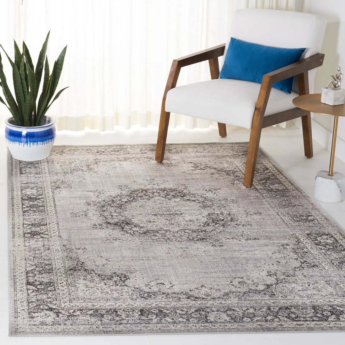 Safavieh Atlas 5'-3" x 7'-7" Rug in Charcoal / Grey