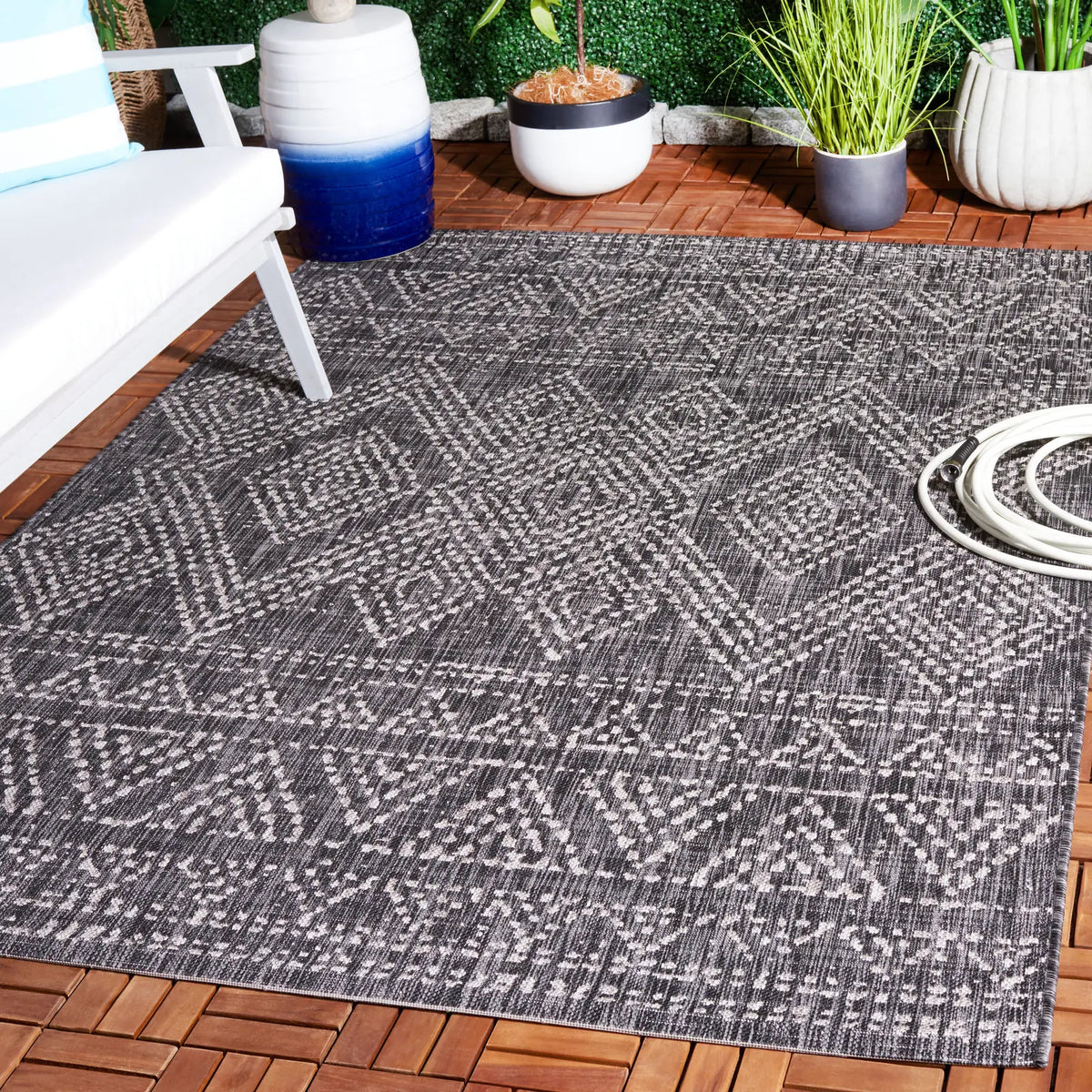 Safavieh Courtyard 5'-3" x 7'-7" Rug in Black / Beige