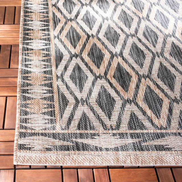 Safavieh Courtyard 4'-0" x 5'-7" Rug in Black / Natural
