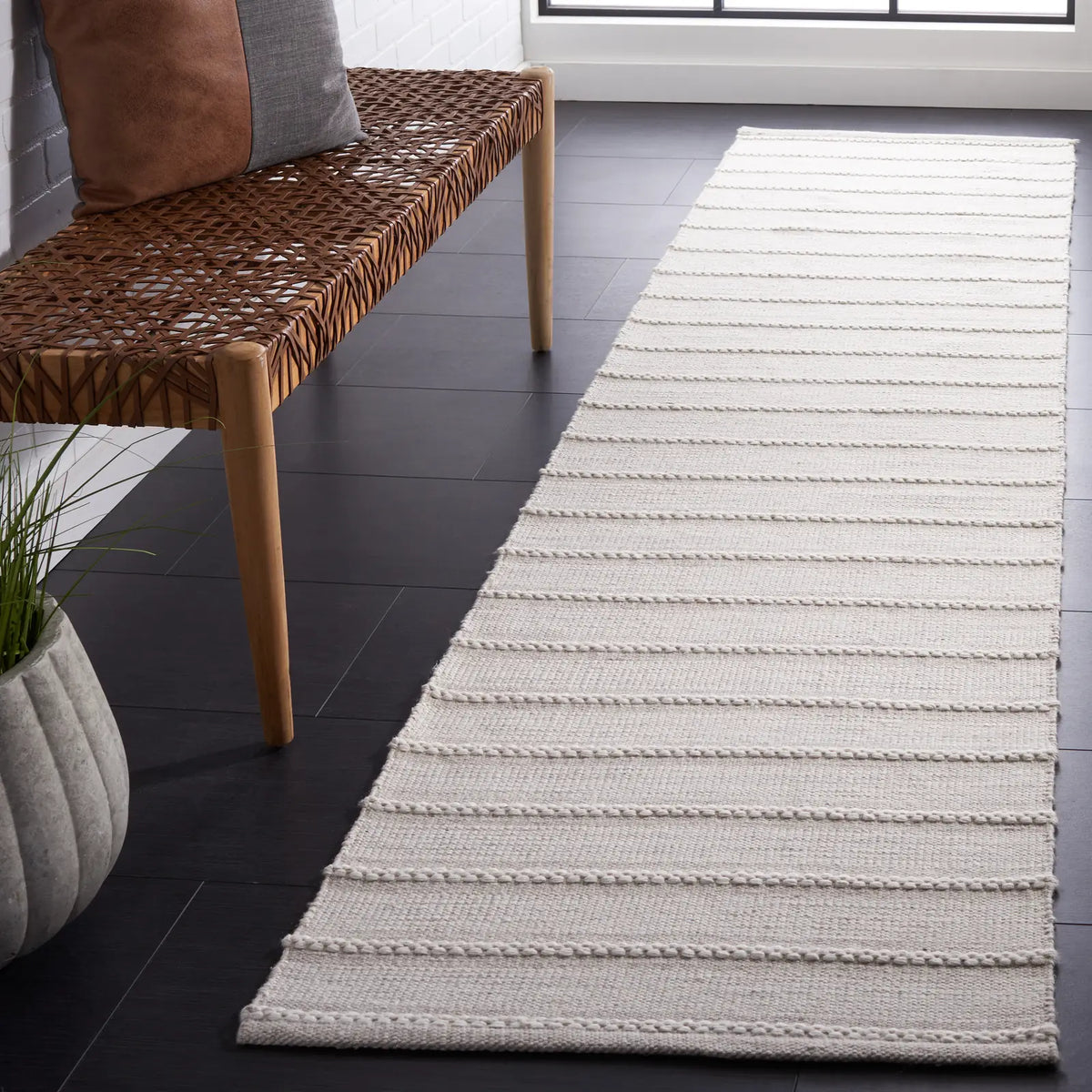 Safavieh Kilim 2'-3" x 9'-0" Rug in Light Grey / Ivory