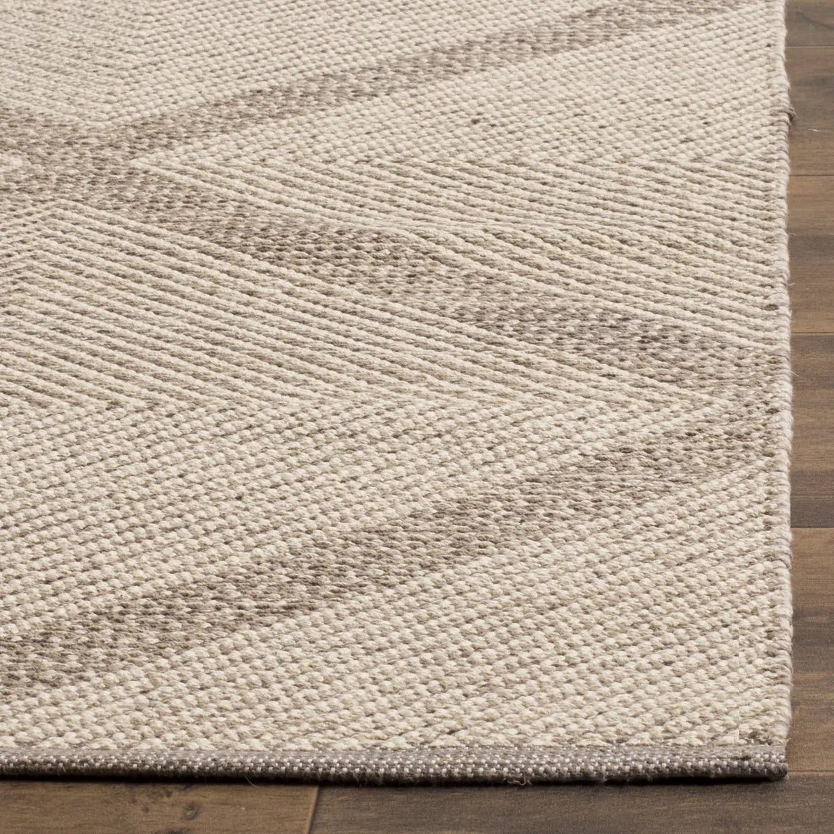 Safavieh Montauk 5'-0" x 8'-0" Rug in Grey