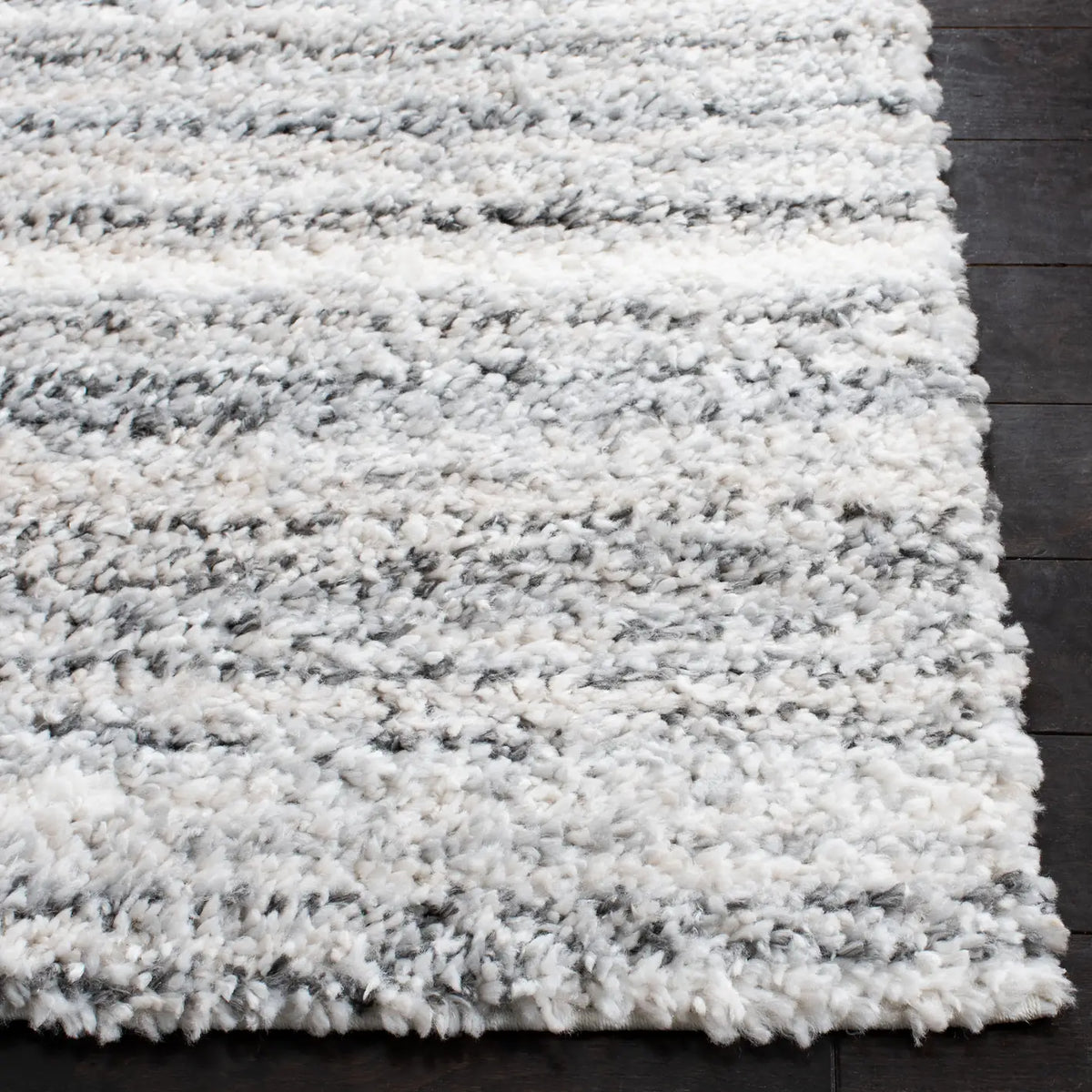 Safavieh Berber Shag 4'-5" x 6'-5" Rug in Grey / Ivory