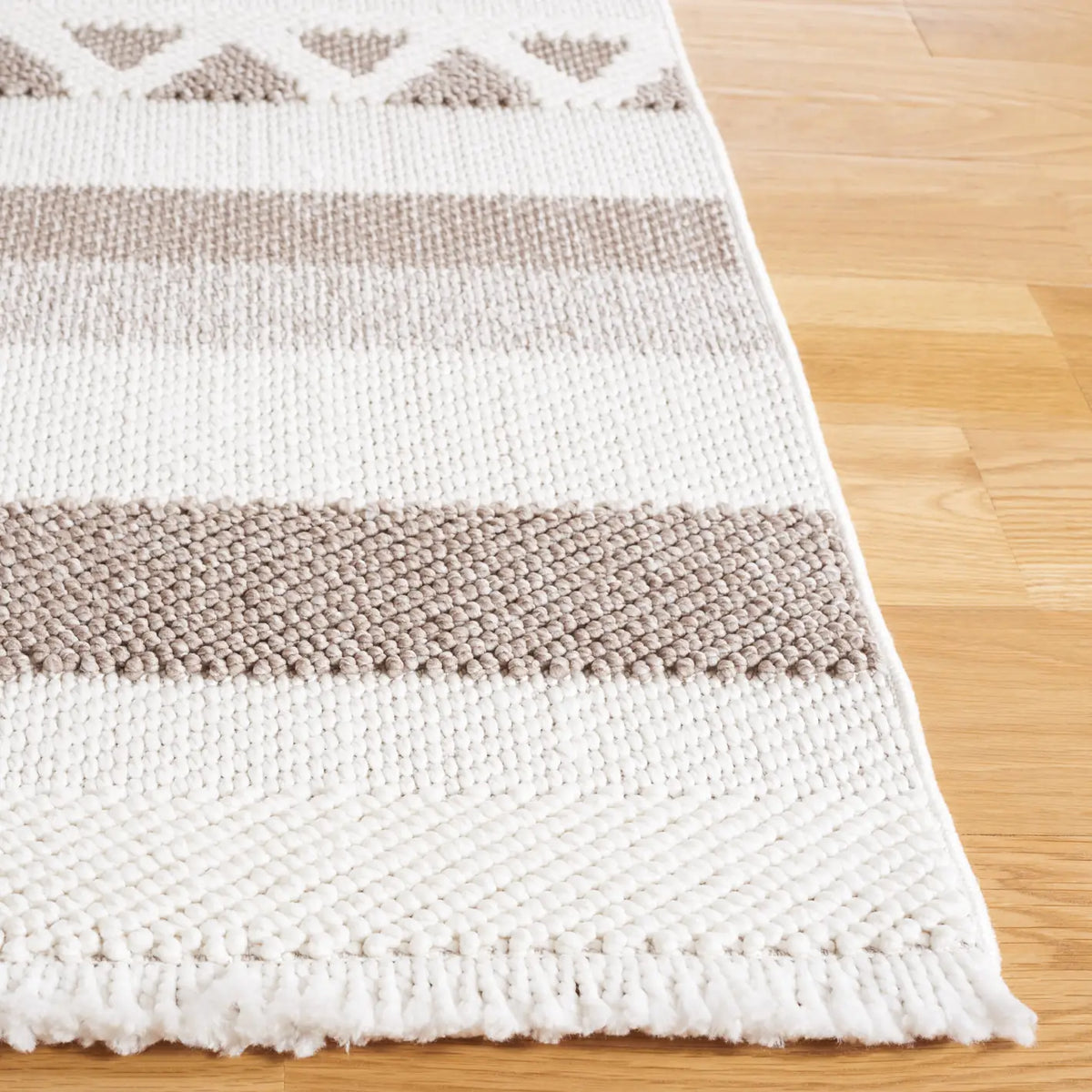 Safavieh Lotus 4'-0" x 6'-0" Rug in Ivory / Beige