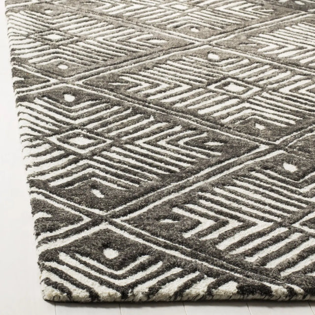 Safavieh Cambridge 4'-0" x 6'-0" Rug in Ivory / Charcoal