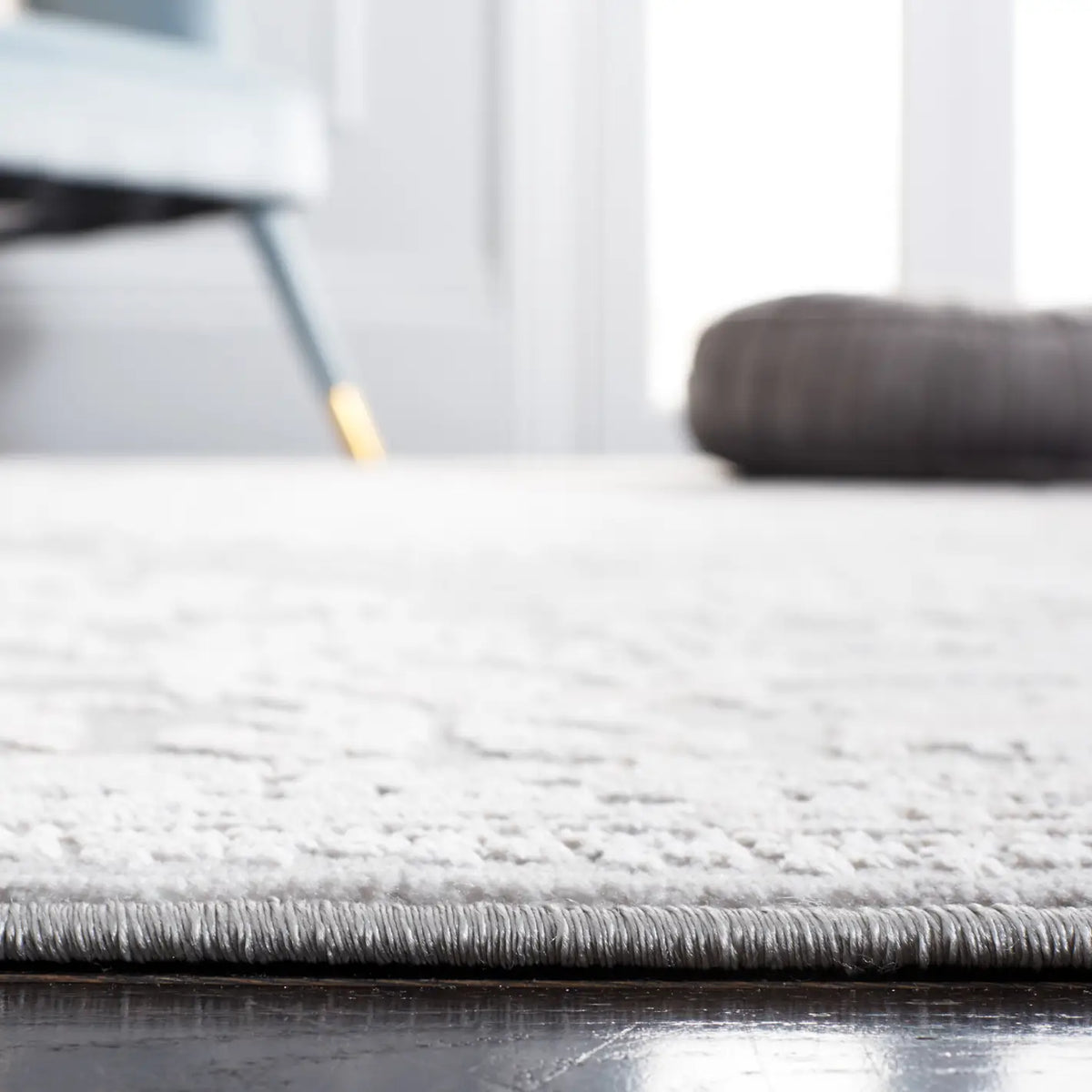 Safavieh Vogue 4'-0" x 6'-0" Rug in Grey / Light Grey