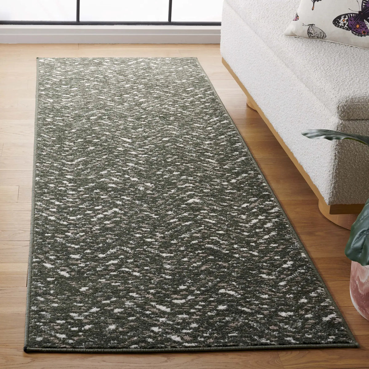 Safavieh Adirondack 2'-6" x 8'-0" Rug in Dark Green / Ivory