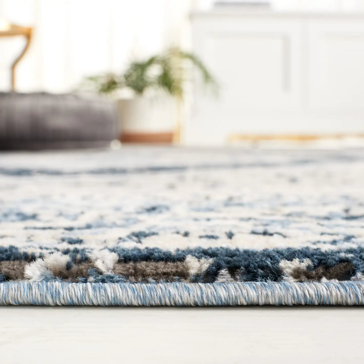 Safavieh Rosewood 4'-0" x 6'-0" Rug in Ivory / Blue