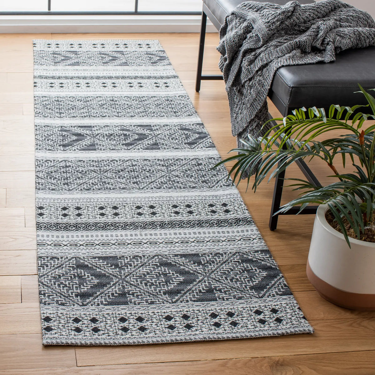 Safavieh Classic Vintage 2'-3" x 8'-0" Rug in Black
