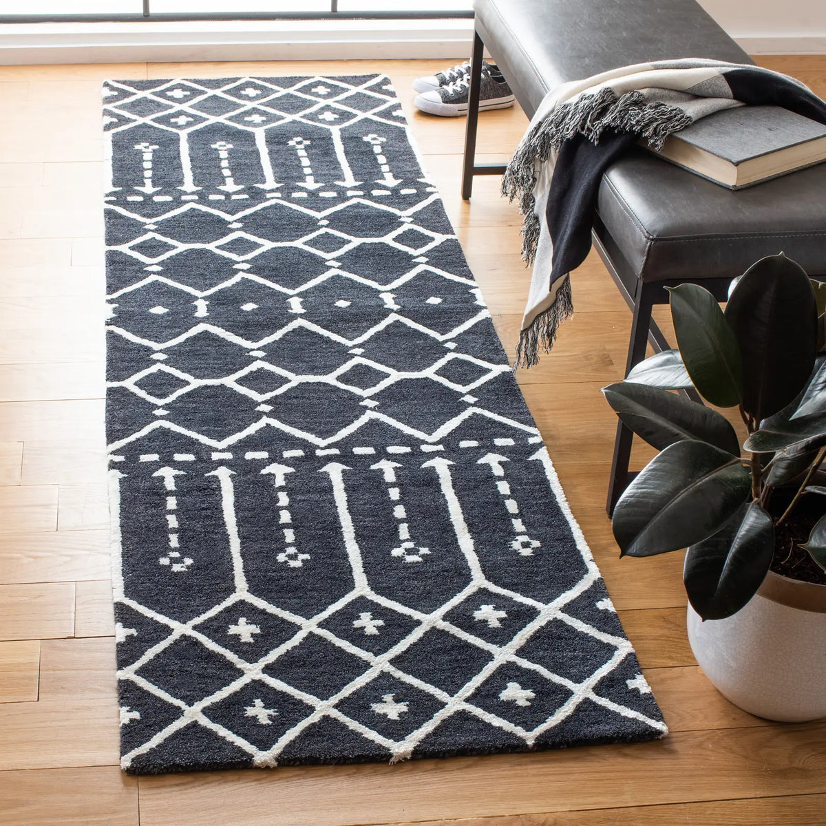 Safavieh Himalaya 2'-3" x 8'-0" Rug in Dark Grey / Ivory