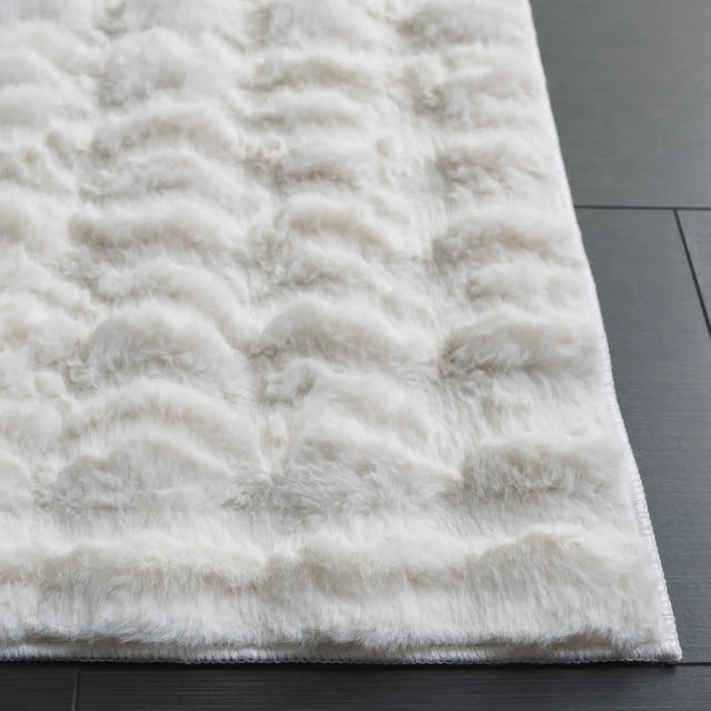 Safavieh Faux Rabbit Bubble 100 5'-0" x 7'-0" Rug in Ivory