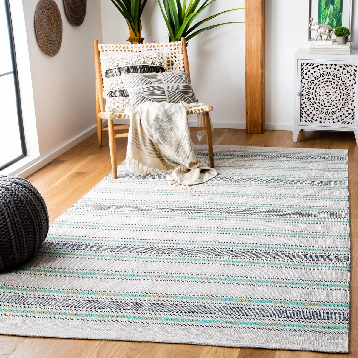 Safavieh Montauk 4'-0" x 6'-0" Rug in Turquoise