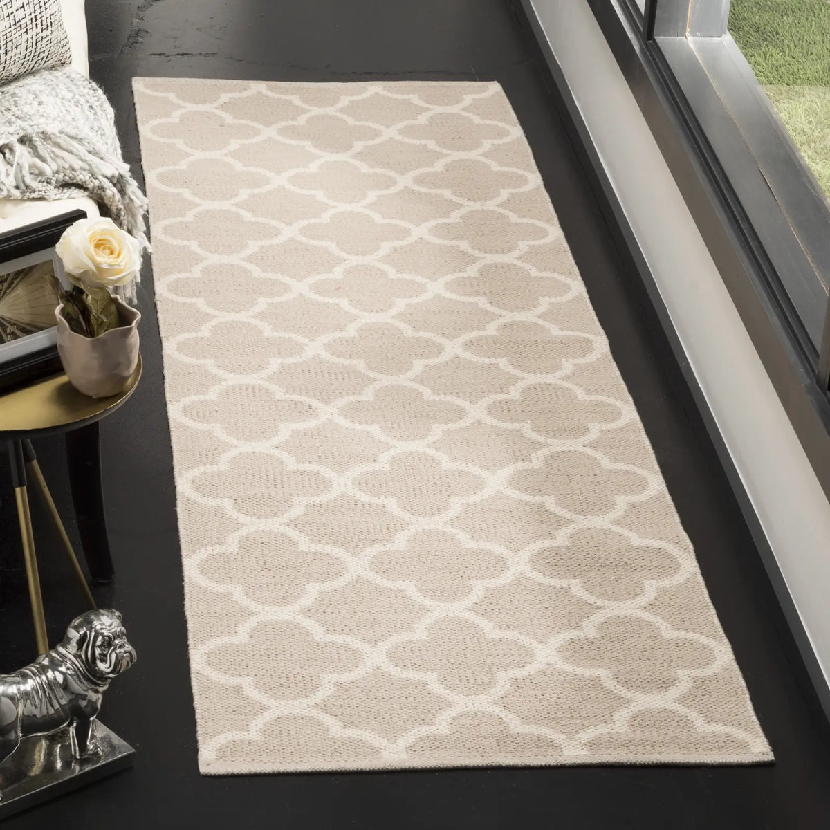 Safavieh Montauk 2'-3" x 7'-0" Rug in Grey / Ivory