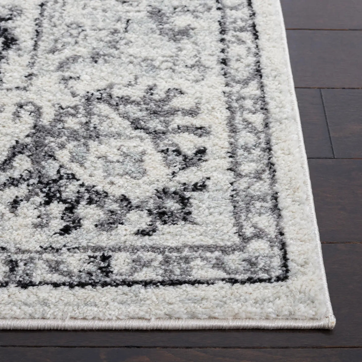 Safavieh Tulum 4'-0" x 6'-0" Rug in Ivory / Black