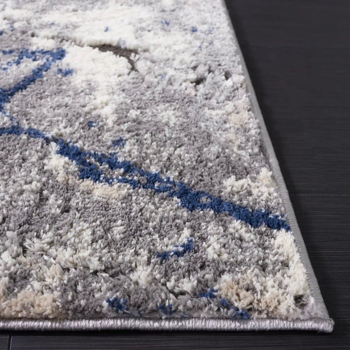 Safavieh Petra 4'-0" x 6'-0" Rug in Light Grey / Light Beige