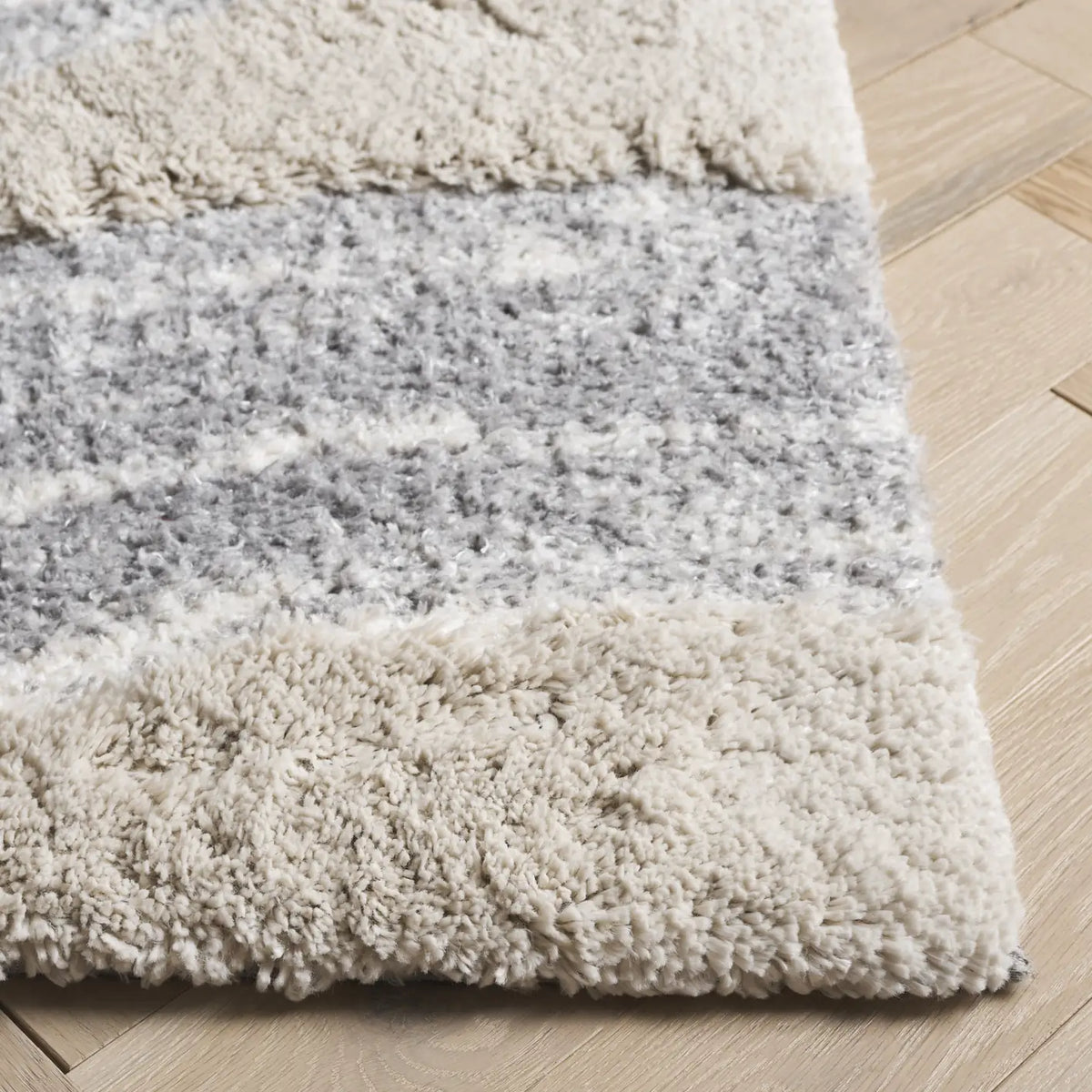 Safavieh Hi-Lo Shag 4'-0" x 6'-0" Rug in Grey / Light Beige