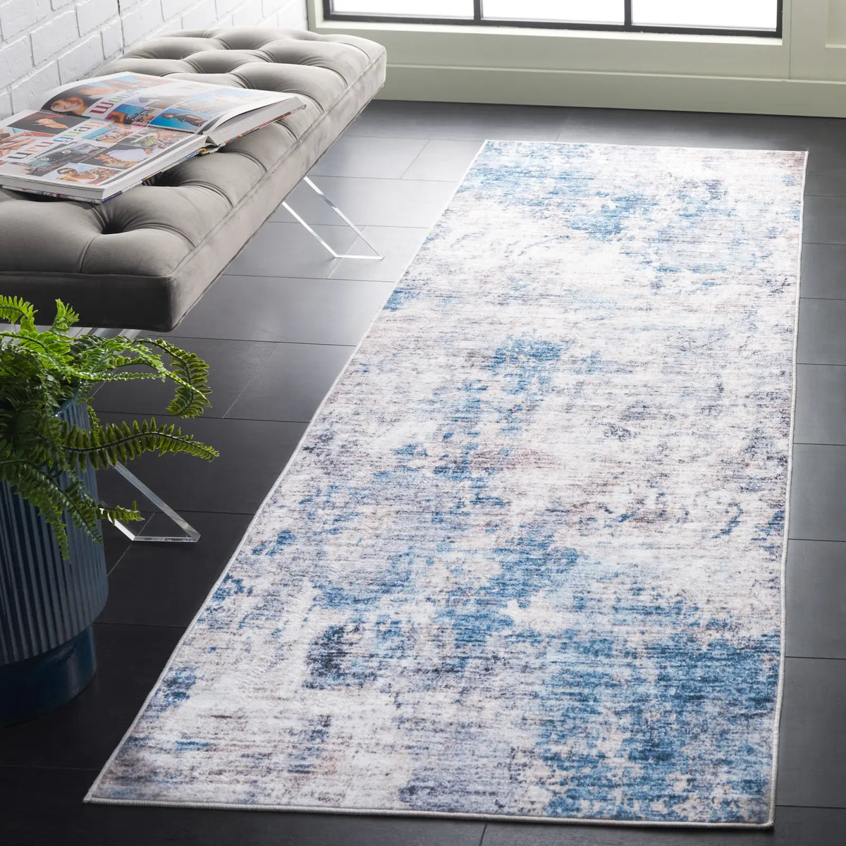Safavieh Santa Monica 2'-6" x 8'-0" Rug in Ivory / Blue