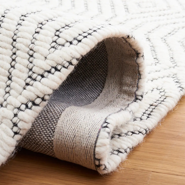 Safavieh Marbella 4'-0" x 6'-0" Rug in Ivory / Black