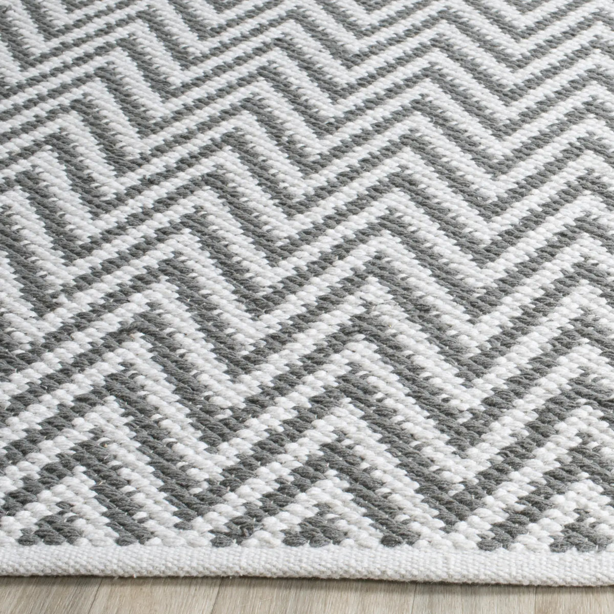 Safavieh Montauk 5'-0" x 7'-0" Rug in Grey / Ivory