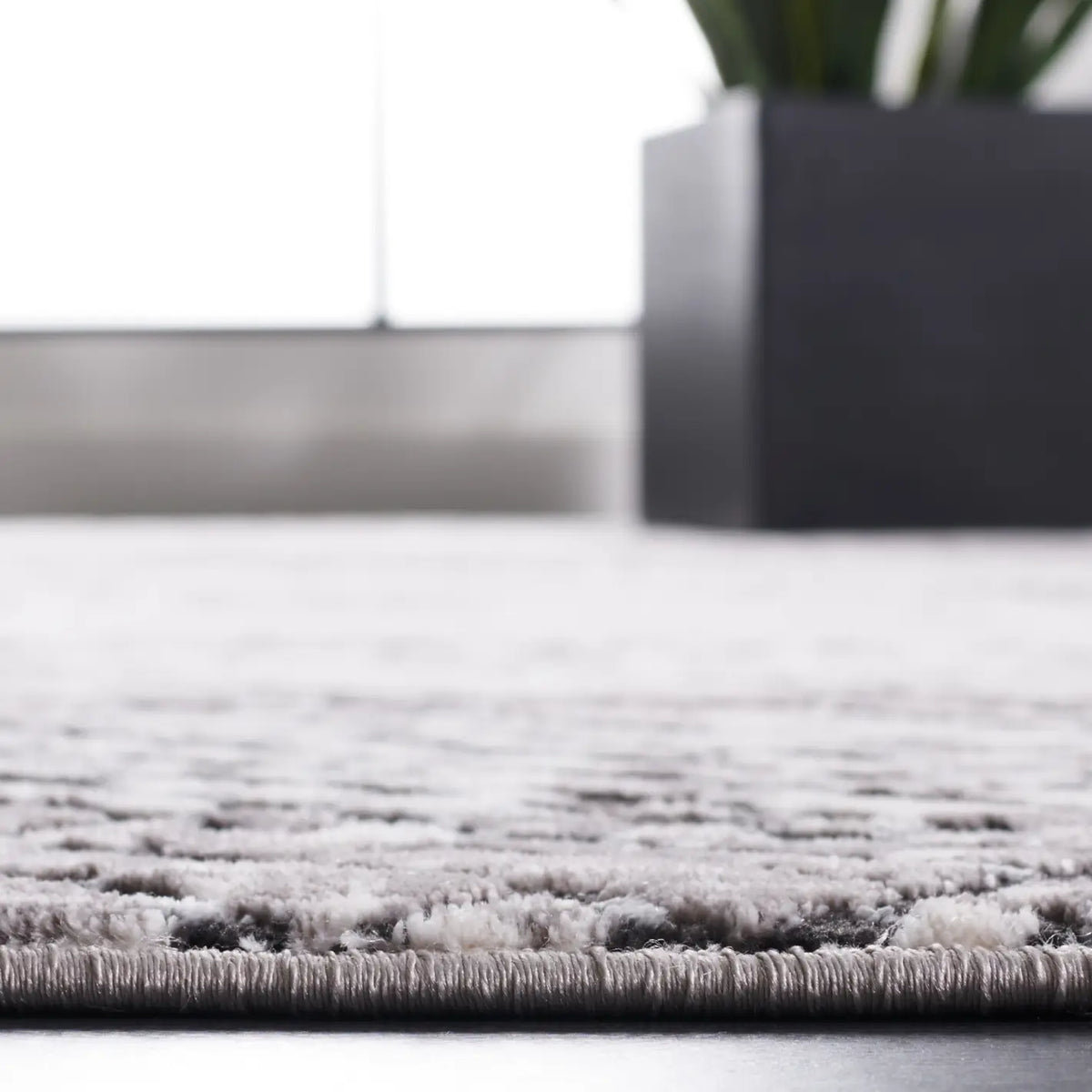 Safavieh Amelia 4'-5" x 6'-5" Rug in Grey / Charcoal