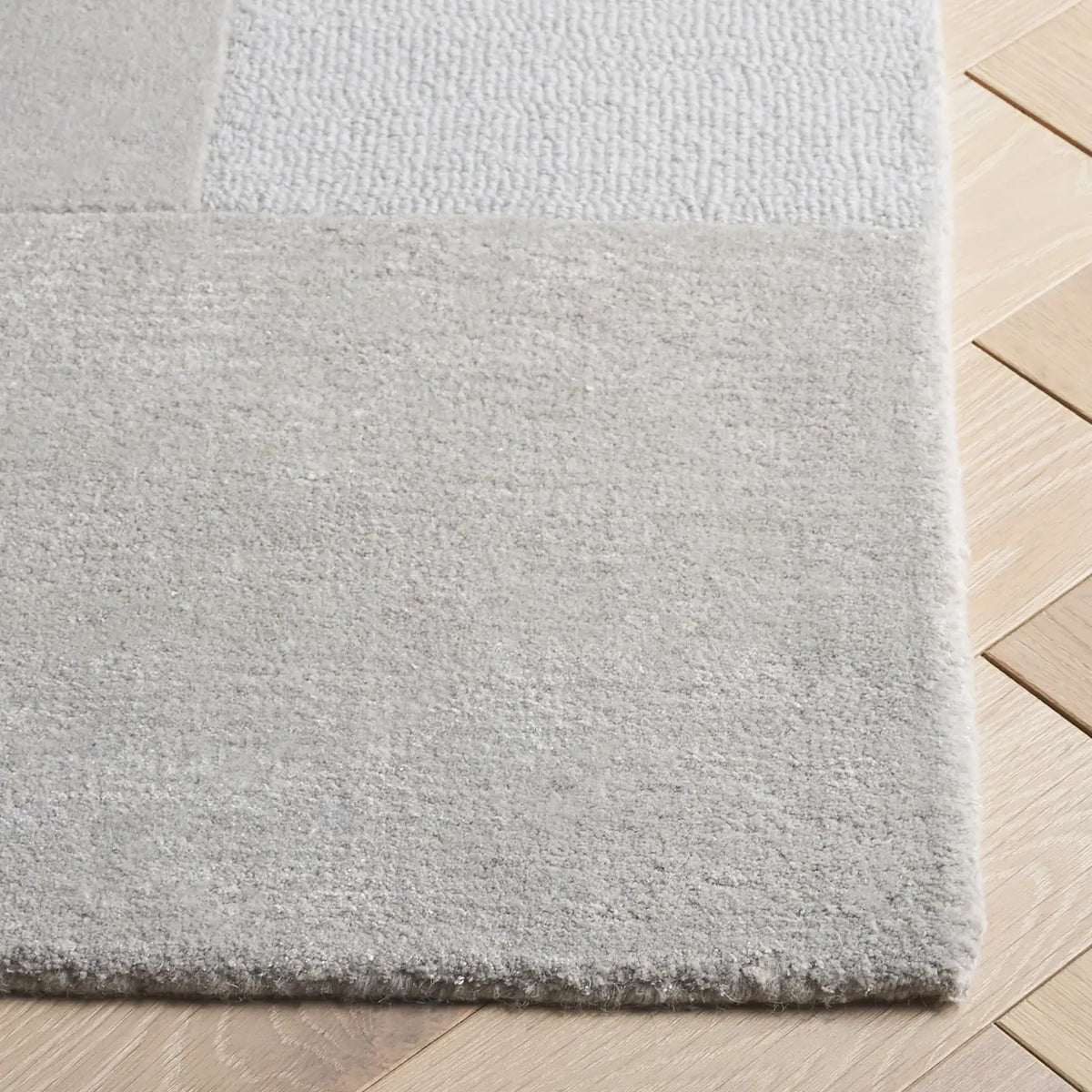 Safavieh Fifth Avenue 4'-0" x 6'-0" Rug in Grey