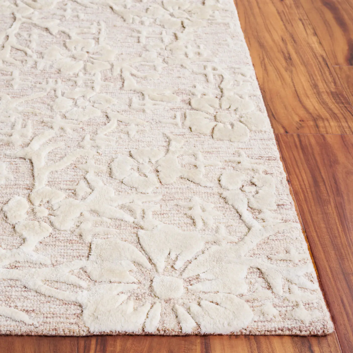 Safavieh Glamour 4'-0" x 6'-0" Rug in Beige / Ivory