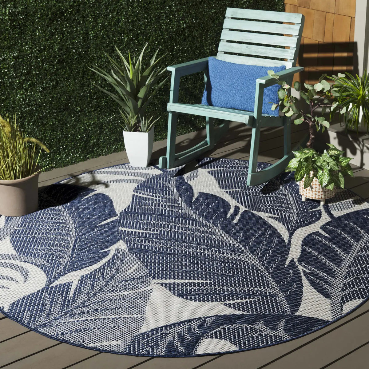 Safavieh Beach House 6'-7" x 6'-7" Rug in Navy / Ivory