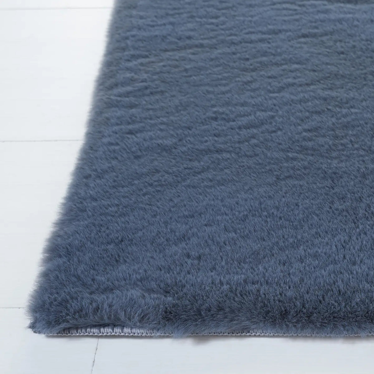 Safavieh Faux Rabbit Fur 4'-0" x 6'-0" Rug in Dark Grey