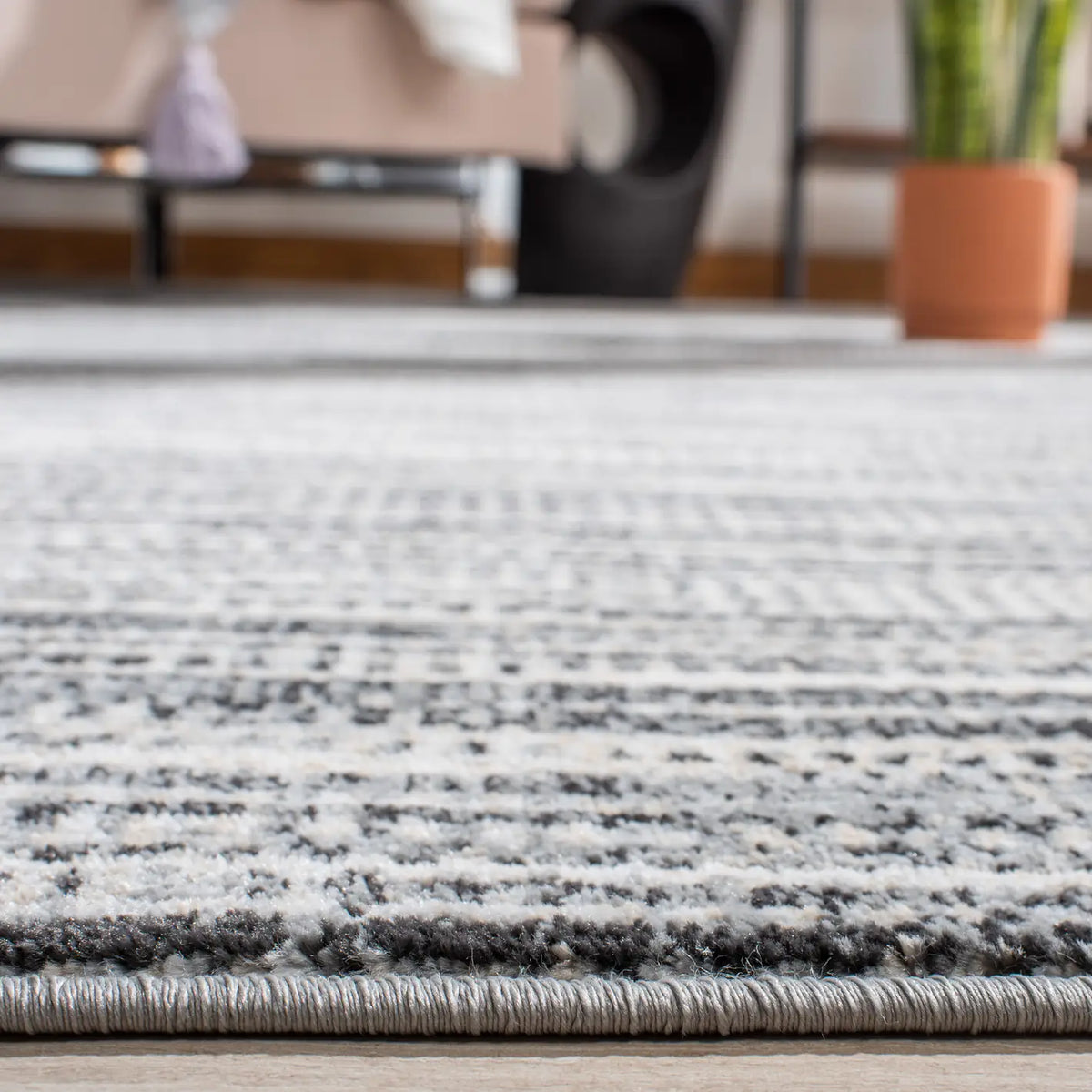 Safavieh Lagoon 4'-5" x 6'-5" Rug in Grey / Ivory