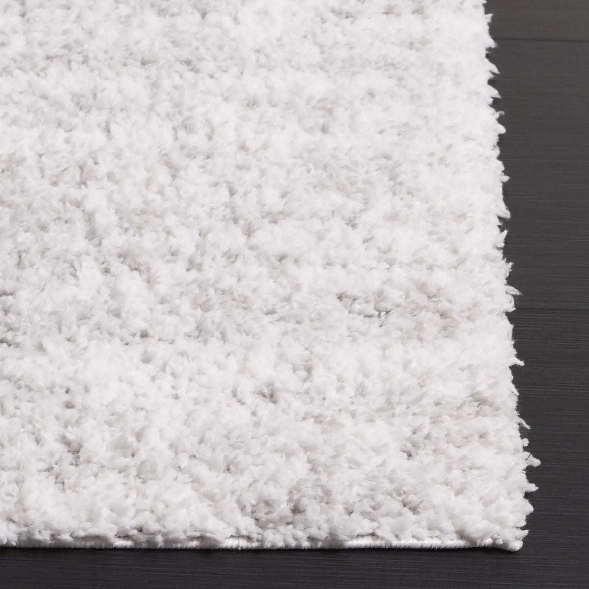 Safavieh Rumi Shag 4'-0" x 6'-0" Rug in Grey / Ivory