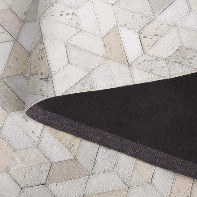 Safavieh Studio Leather 4'-0" x 6'-0" Rug in Ivory / Silver