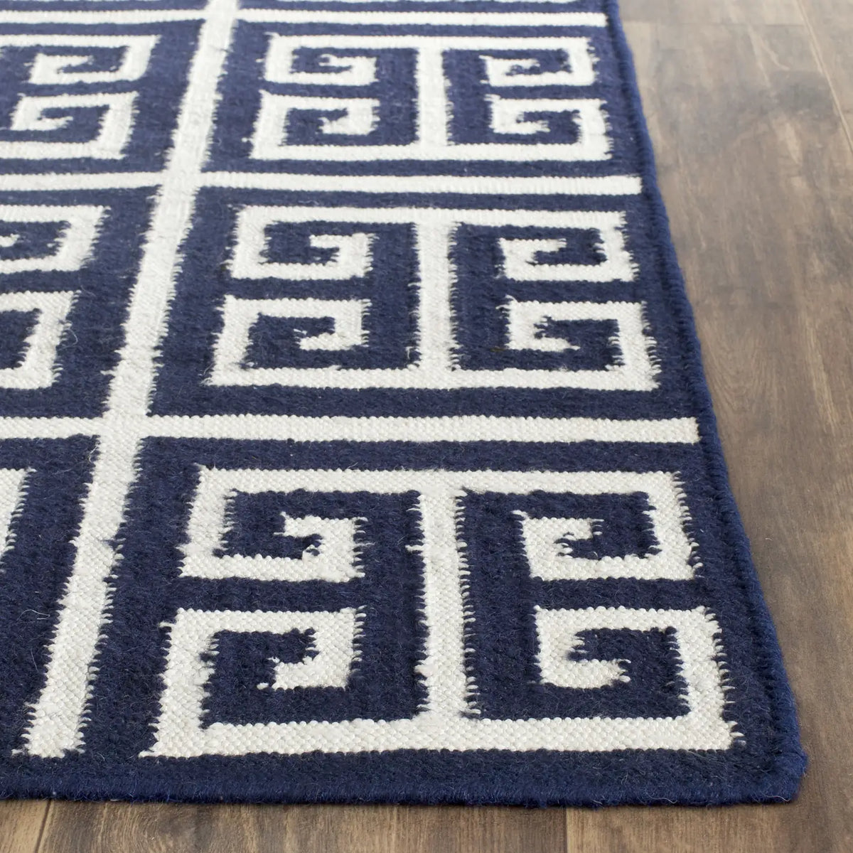 Safavieh Dhurries 3'-0" x 5'-0" Rug in Navy / Ivory