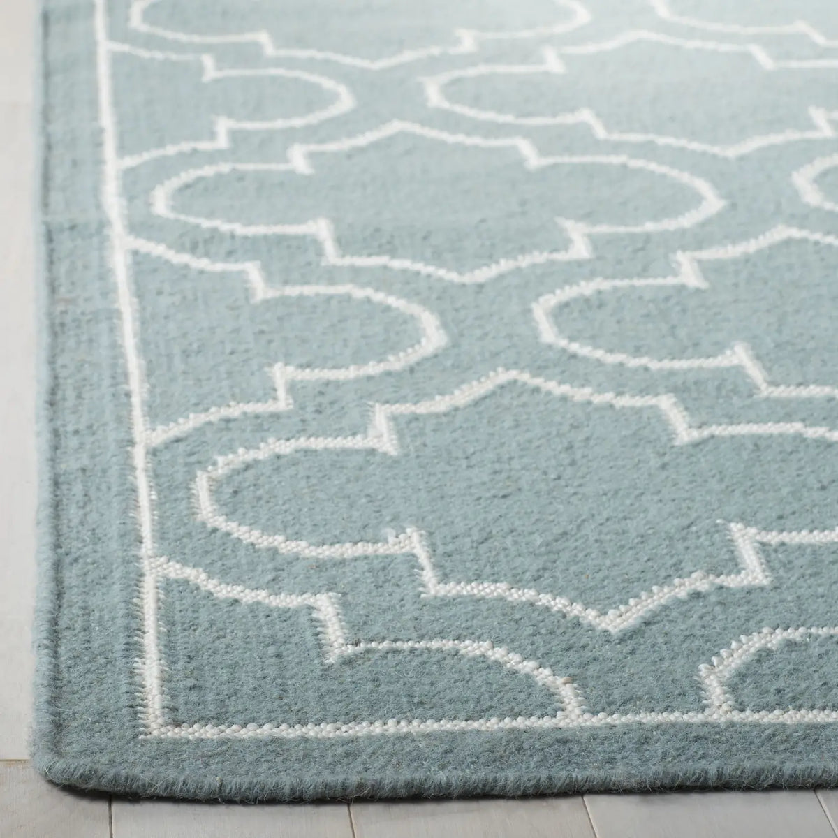 Safavieh Dhurries 5'-0" x 8'-0" Rug in Blue / Ivory