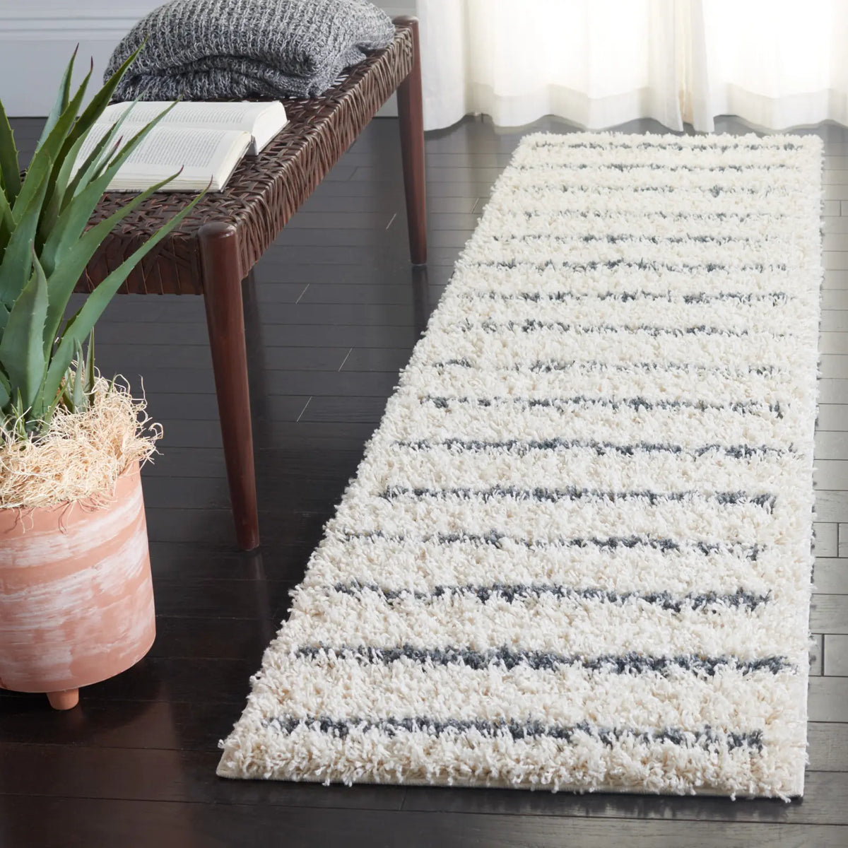 Safavieh Venus Shag 600 2'-2" x 10'-0" Rug in Ivory / Dark Grey