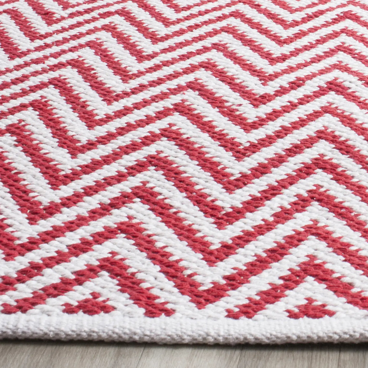 Safavieh Montauk 8'-0" x 10'-0" Rug in Red / Ivory